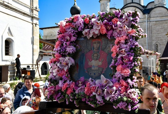Жители Серпухова и тысячи гостей округа чествовали чудотворный образ Божией Матери «Неупиваемая чаша»