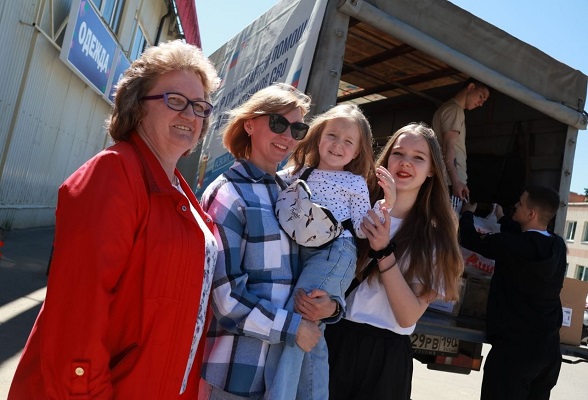 Жители Большого Серпухова вновь приняли участие в работе мобильного пункта сбора гуманитарной помощи